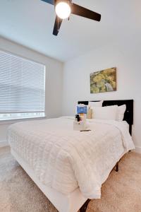 Een bed of bedden in een kamer bij Splurge in this Luxury Living 5mins from Downtown Duluth