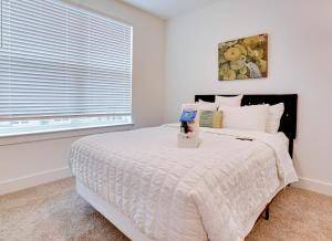 En eller flere senge i et værelse på Splurge in this Luxury Living 5mins from Downtown Duluth