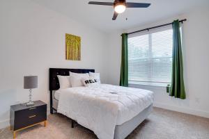 Een bed of bedden in een kamer bij Splurge in this Luxury Living 5mins from Downtown Duluth