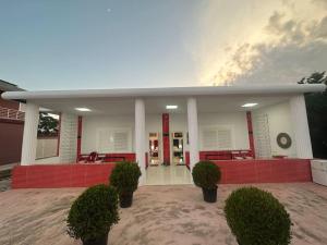 Cette grande maison est décorée dans des tons rouges et blancs. dans l'établissement Studio near Tirana Airport 2- SELF Check-in Free Parking, à Valjiosi