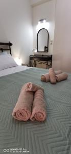 מיטה או מיטות בחדר ב-Η Αρμενόπετρα