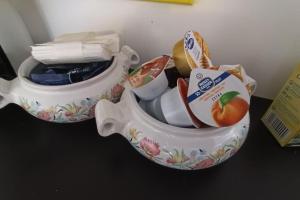 Un inodoro con comida sobre una mesa. en Appartamento Mare e Monte - Gold Vasto, en Vasto 37 fotos más