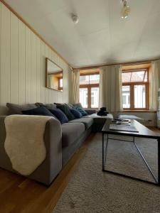 sala de estar con sofá y mesa en Stylish Vintage Home in the Heart of the City, en Trondheim