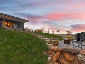 una casa con un camino de piedra junto a un edificio en Glenayr Farm, en Windeyer