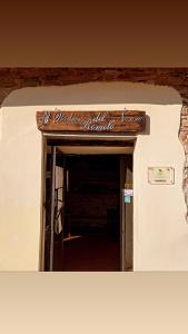 uma entrada para um edifício com uma placa em Al Podere del Nonno Romolo em Sansepolcro