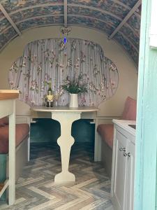 Una mesa en una habitación con ventana en Langtonbury, en Appleby