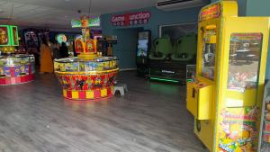 een kamer met twee speelautomaten en een videospel bij Freedom House in Clacton-on-Sea