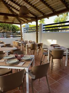 un restaurante con mesas y sillas en un patio en Hostal Royal Bliss, en Punta Umbría