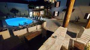 una vista aérea de una piscina en una casa en Lisko Vacation house en Tribalj