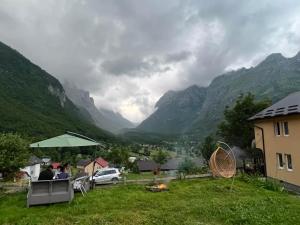 GusinjeにあるDedushi guesthouse &wod cabin-camping placeの山の景色を望む席