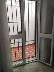 Drzwi otwarte z widokiem na pokój w obiekcie APARTAMENTO SOL w mieście Chipiona
