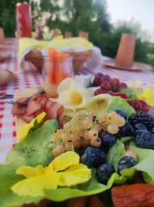 talerz owoców i warzyw na stole w obiekcie Gniazdo w Felicjanowie w Uniejowie