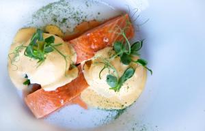 um prato de alimentos com salmão e puré de batata em The George em Christchurch