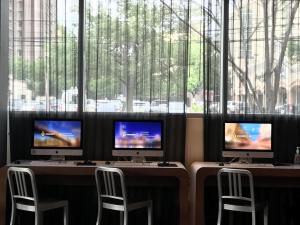 TV a/nebo společenská místnost v ubytování Aloft Houston by the Galleria