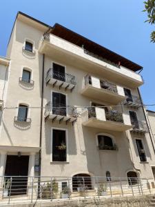 um edifício de apartamentos com varandas ao lado em Scala dei Turchi Palace Suites em Realmonte