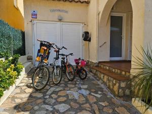 três bicicletas estão estacionadas fora de uma casa em Casa Sebastian em L'Escala