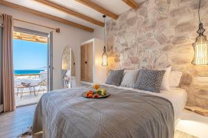 Un dormitorio con una cama con una bandeja de fruta encima. en Naxos Contelibro, en Agios Prokopios