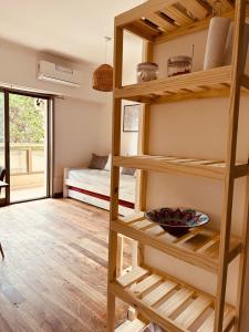 Habitación con estanterías de madera y cama en Departamento Categoria Centro By Lofter en La Plata