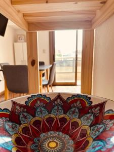 een bed met een kleurrijk kussen erop bij Depto Categoria Zona Plaza Italia con opcion de cochera By Lofter in La Plata