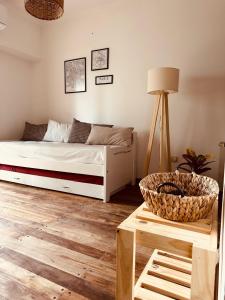een slaapkamer met een bed en een tafel met een mand bij Depto Categoria Zona Plaza Italia con opcion de cochera By Lofter in La Plata
