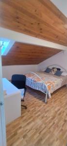 a bedroom with a bed and a desk in a room at Ginjals_67 in Almargem do Bispo