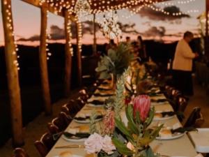 una mesa larga con platos y flores. en Glenayr Farm, en Windeyer