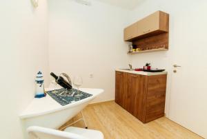 een badkamer met een wastafel, een toilet en een kast bij Apartments Mar in Ulcinj