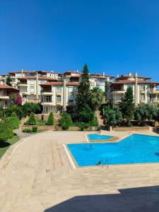 une piscine vide en face d'un bâtiment dans l'établissement Villa Green Garden Alanya 5B, à Alanya