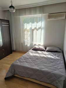 Ce lit se trouve dans un dortoir doté d'une fenêtre et d'une sidx. dans l'établissement Villa Green Garden Alanya 5B, à Alanya