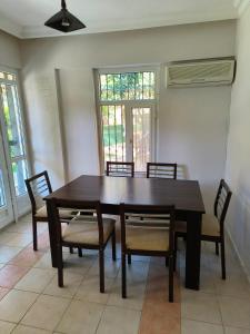 - une salle à manger avec une table et des chaises en bois dans l'établissement Villa Green Garden Alanya 5B, à Alanya