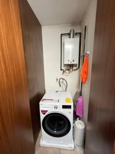 een wasmachine in een kleine kamer met een spiegel bij CASA NORMA in Guadalajara