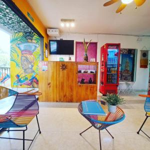 een kamer met stoelen en een muurschildering bij Hostel Shalom Adonai in Cartagena