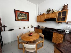 una cucina con tavolo in legno, sedie e lavandino di La casa club a Oacalco