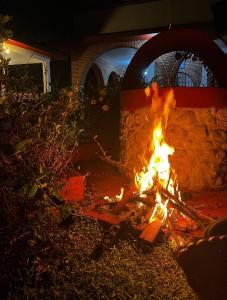 un fuoco brucia in un forno di mattoni di notte di La casa club a Oacalco
