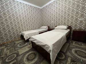 Katil atau katil-katil dalam bilik di Dilnura Guest House
