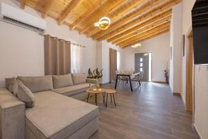 een woonkamer met een bank en een tafel bij Casa di Gianna in Rhodos-stad