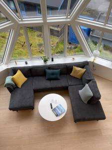 een woonkamer met een bank bij Unique dome / igloo in Leynar