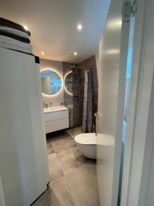 een badkamer met een toilet, een douche en een wastafel bij Unique dome / igloo in Leynar