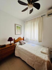 een slaapkamer met een bed en een plafondventilator bij Duplex Villaricos in Villaricos