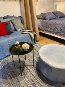 sala de estar con sofá azul y mesa en Casa Ellenita, en Las Canteras