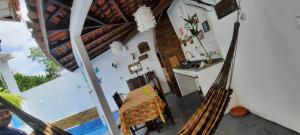 Pokój ze stołem i krzesłami oraz kuchnią w obiekcie A KAsinha do Murubira w mieście Mosqueiro