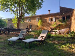 Saint-Julien-de-CassagnasにあるLou moulinouの建物前に座椅子