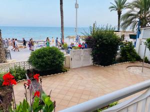 uma vista para uma praia com pessoas e para o oceano em Blue house 1ª linea playa em Torrevieja