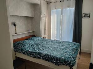 Un pat sau paturi într-o cameră la Maison avec jardin Auxerre