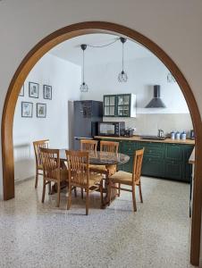 eine Küche mit einem Tisch und Stühlen sowie eine Küche mit einer Theke in der Unterkunft Fly Dodo Summer Residence in Marsaskala