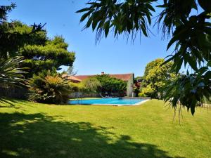 una casa con piscina en un patio en Casa de Levandeiras en Barcelos