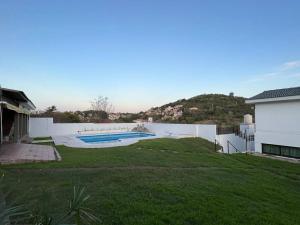 a backyard with a swimming pool and a fence at Don Norber, hermosa casa de descanso. Río Ceballos in Río Ceballos