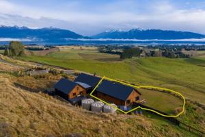 eine Luftansicht eines Hauses auf einem Hügel in der Unterkunft Fiordland Eco-Retreat -- Panoramic Views -- Hot Tub in Te Anau