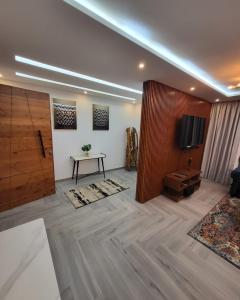 Giani Lodge في لوميه: غرفة معيشة مع طاولة وباب منزلق