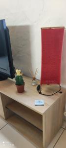 un tavolo con una TV e una lampada rossa sopra di casettafagagna a Fagagna